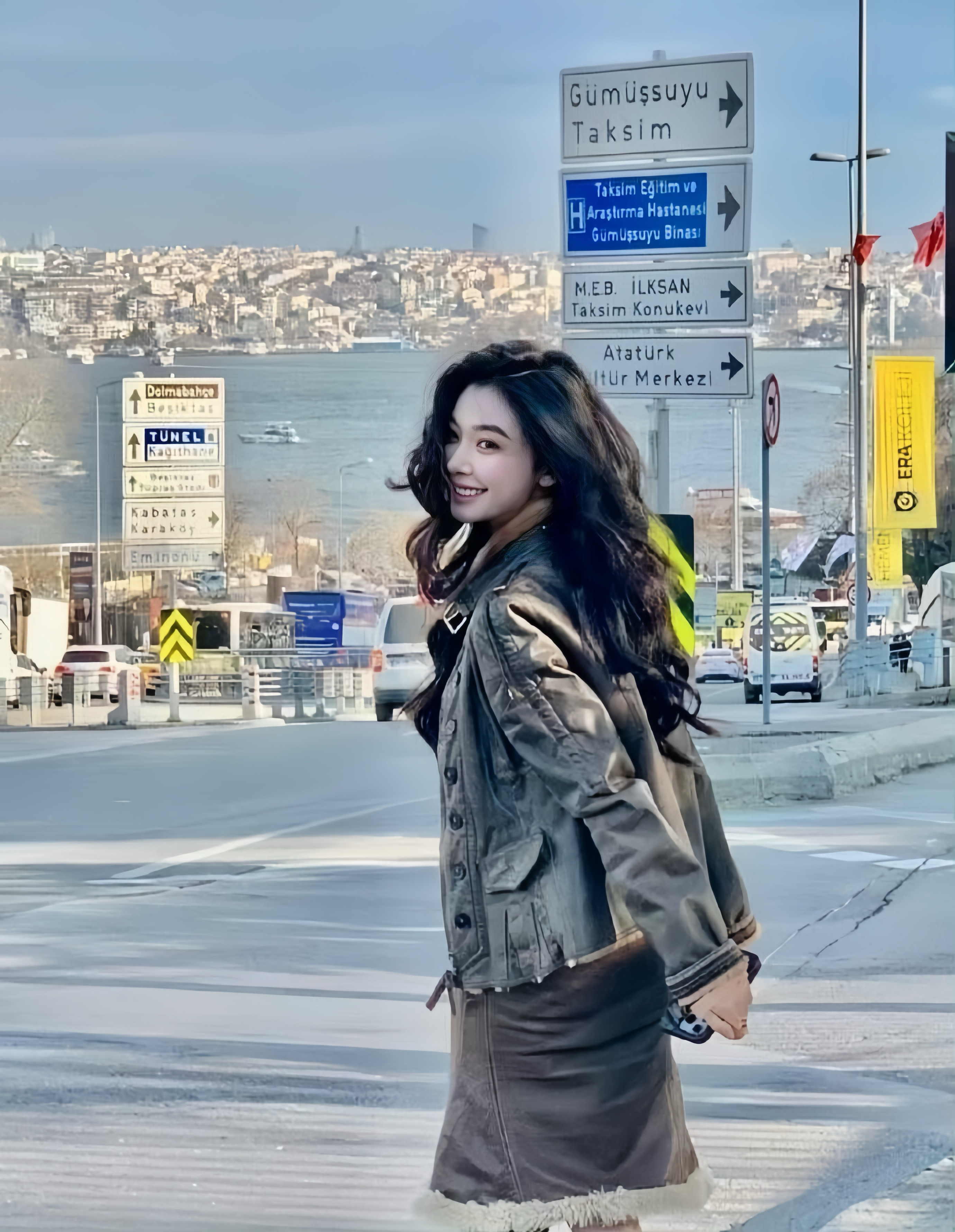 胡彦斌易梦玲挽手逛街有人吐槽易梦玲把纽约拍成小县城后，她努力把土耳其拍洋气了