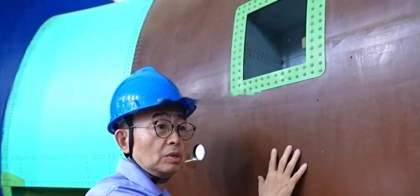 首次公布哈飞厂房内的海军舰载型Z-20，裸皮状态下能看出机身蒙皮采用复合材料的比