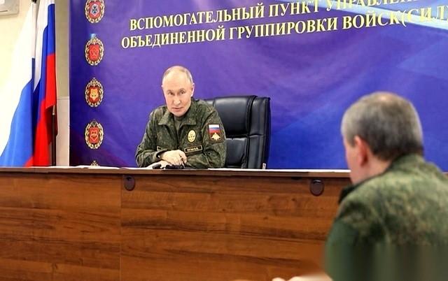 前一天电话里刚谈崩，第二天北极圈里就一声巨响。一枚叫“海燕”的导弹，带着个小型