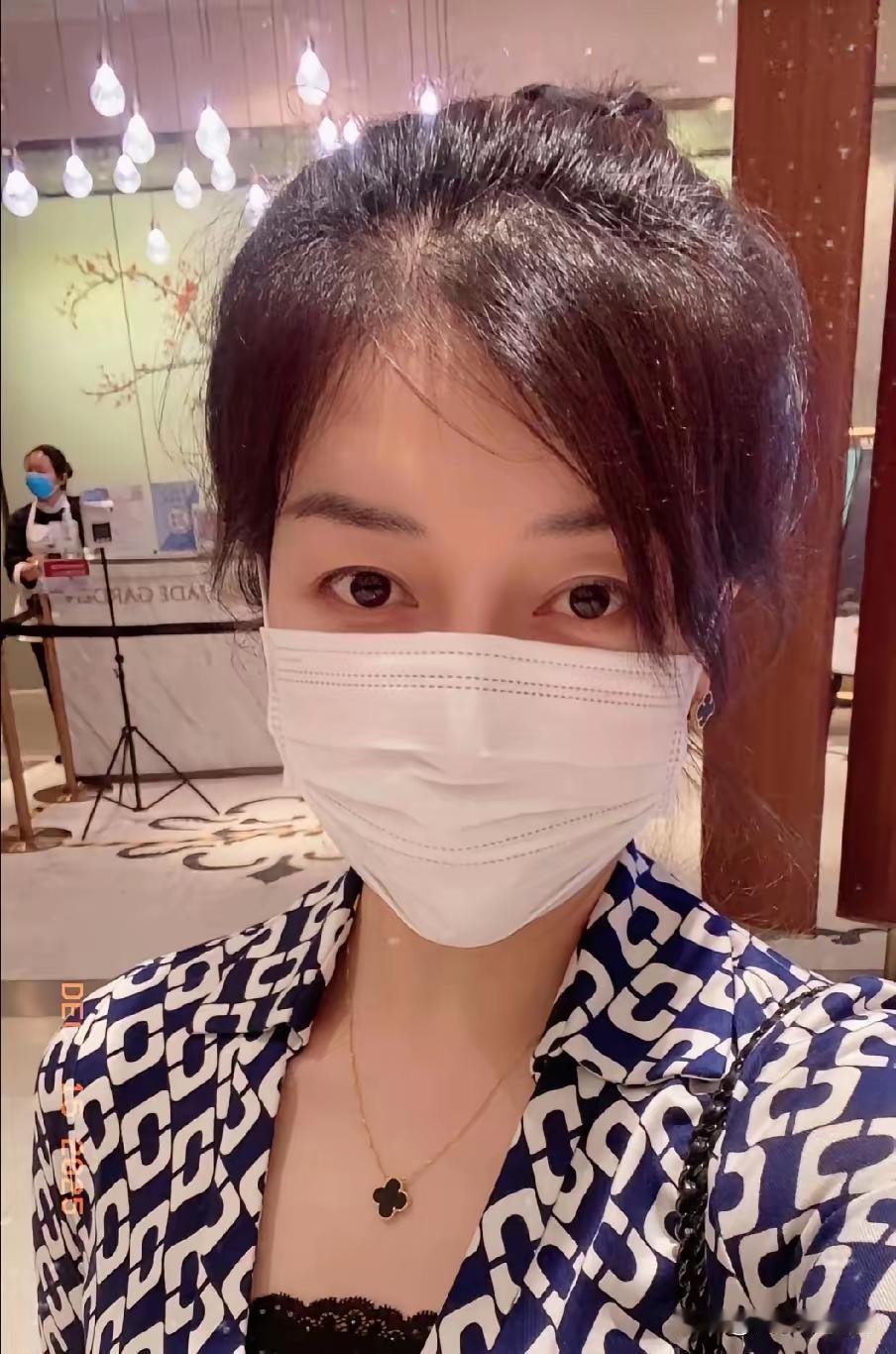 北京李女士遛狗不牵绳还耍横，凭啥自己口罩戴得严实，却让狗在公共空间横冲直撞？“我