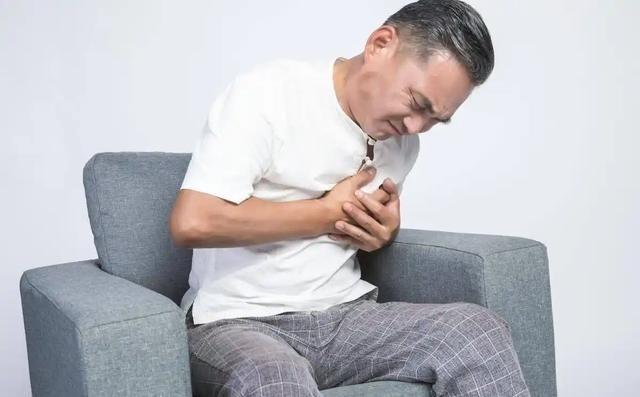 有位退休老人，坚持晨跑十年，从不间断。有一天，他像往常一样系上鞋带出门，却在跑到