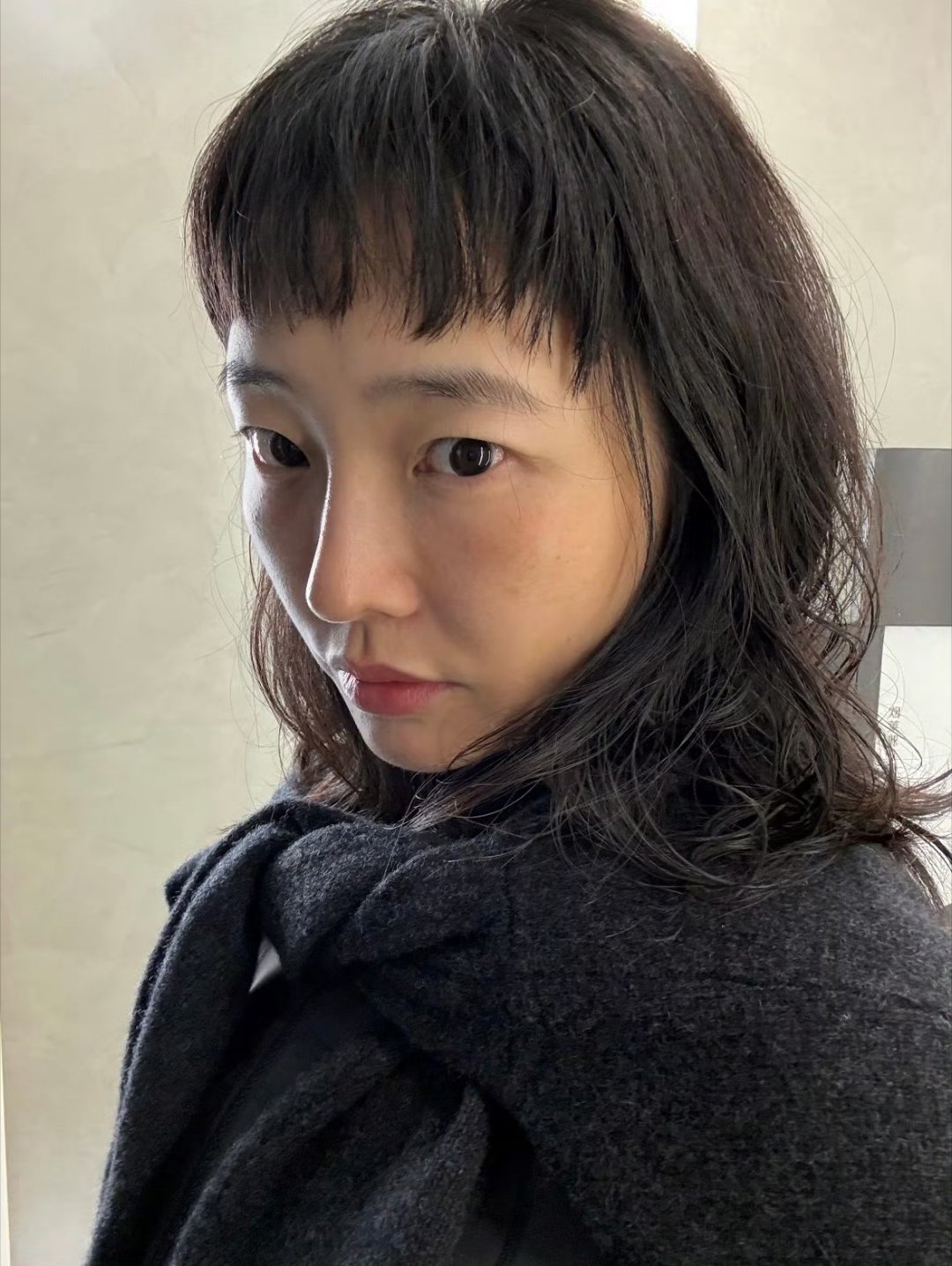 白百何剪了狗啃刘海，姐居然hold住了这个发型[点赞]真的好美好日系[比