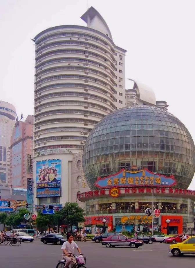 很突然，2005年竟然是二十年前的事了，坐标无锡城市道路，看着来往的车辆和城建，