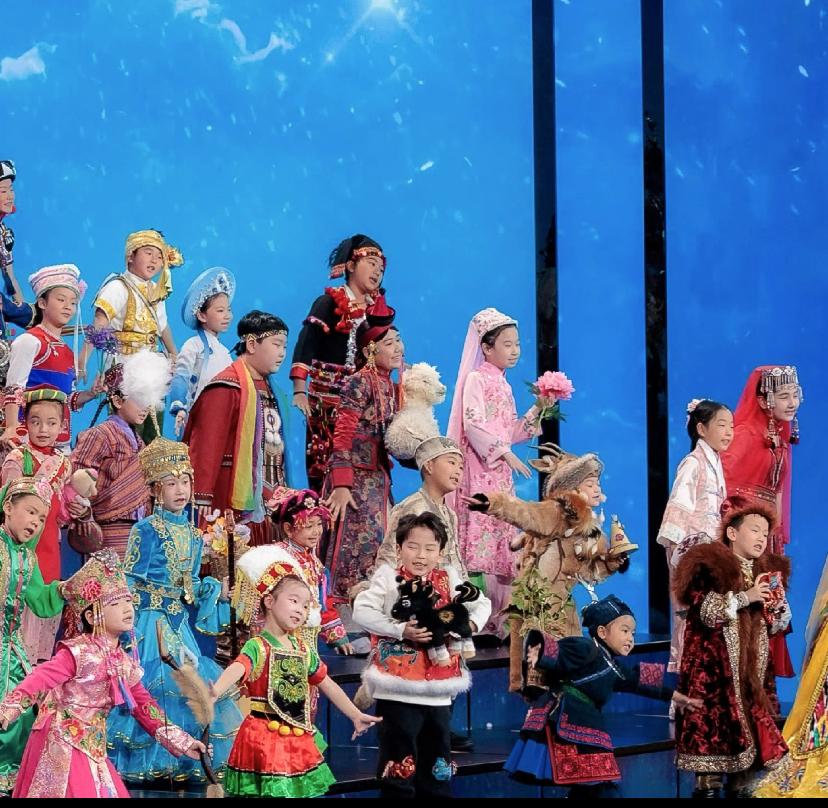 看春晚彩排这张图，总觉得哪里不对劲儿虽说这节目整一群孩子挺可爱，但那小眼睛比例