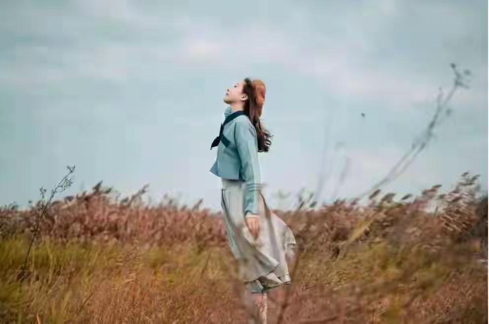 然而，正是这些沉甸甸的经历，塑造了我们独一无二的坚韧与温度。你有没有发现，当我们