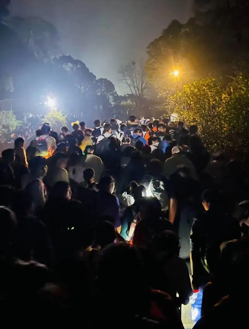五一凌晨3点，泰山竟人潮汹涌，为何夜间登山会如此火爆？随着五一假期的开启，山东