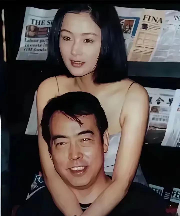 1995年，27岁的陈红和43岁的导演陈凯歌的一张亲密合影，此时他们正处于热恋之