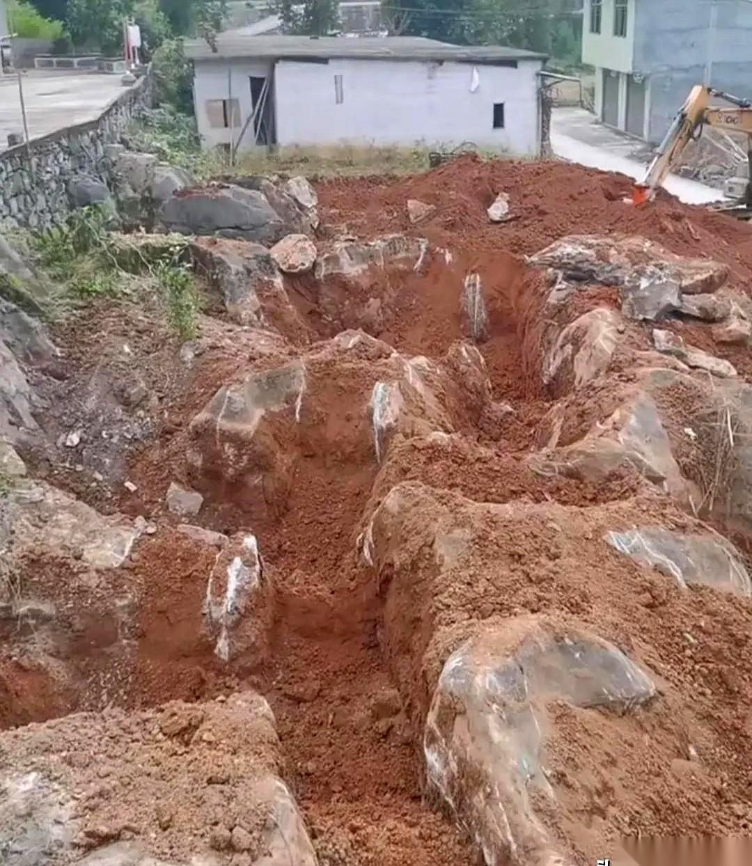 我跟你说，为了块宅基地，我差点把地球给挖穿了。把那层土扒开，底下全是石头。凹凸