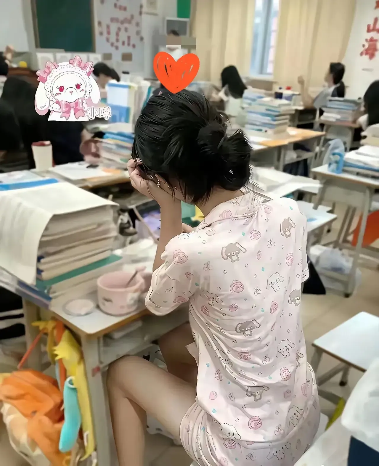 上课的时候同学穿了睡衣了上课