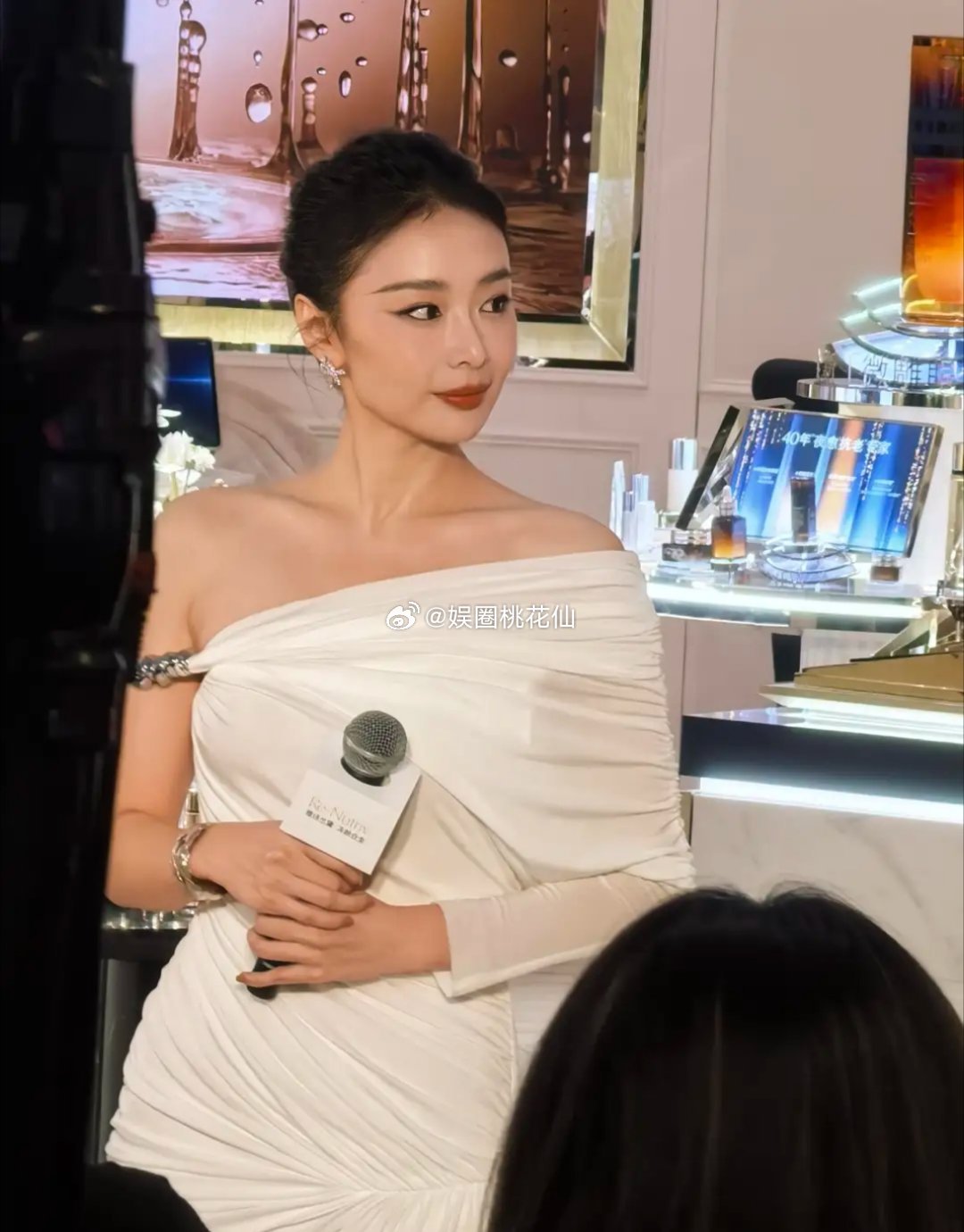 高叶穿对衣服美出天际!一袭白裙勾勒出曼妙身姿,脸又小又精致好美​​​