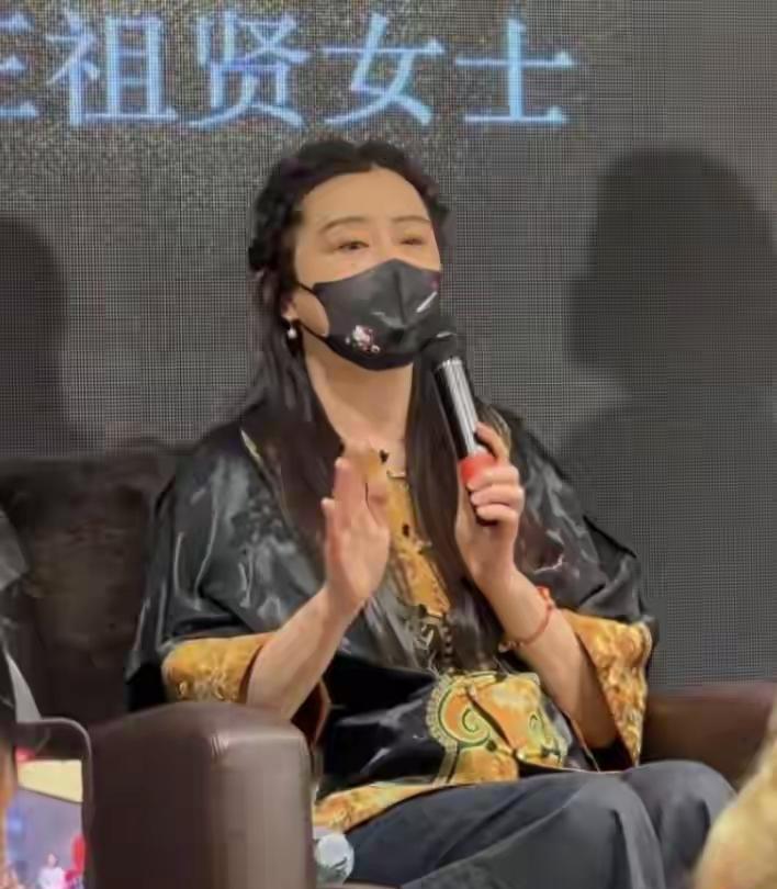她本来就是这样的性格，只是大陆的很多粉丝把她当女神崇拜和对待而已。她有容貌焦虑