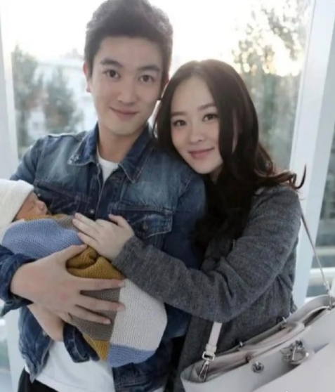 有媒体拍到霍思燕带着嗯哼现身北京某医院，前去接杜江。照片中，霍思燕身着简约休闲装