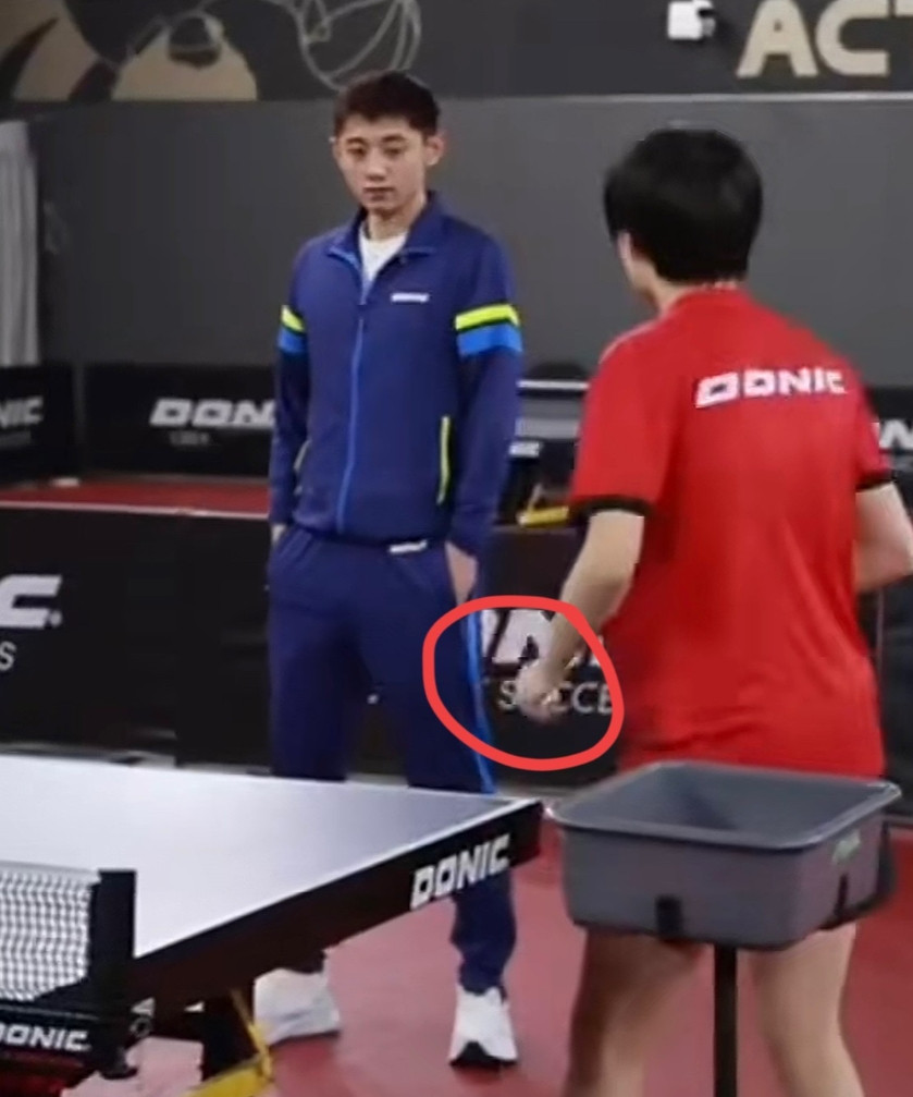 大家发现没有？张继科当教练有个小习惯，他总站在学员身后看他们挥拍，脚底跟着动