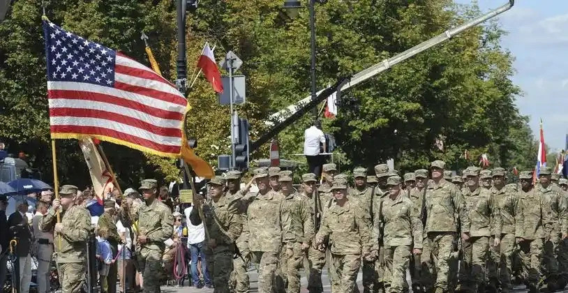 美军忠诚的秘密：发钱你们绝对想不到，美国大兵在海外拼死拼活，靠的不是