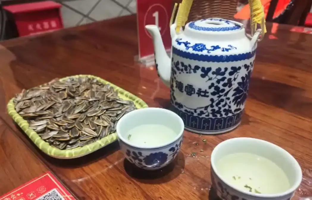 德云社相声真不贵，180元票价88的花茶，加盘瓜子不超300都说德云社的门票价