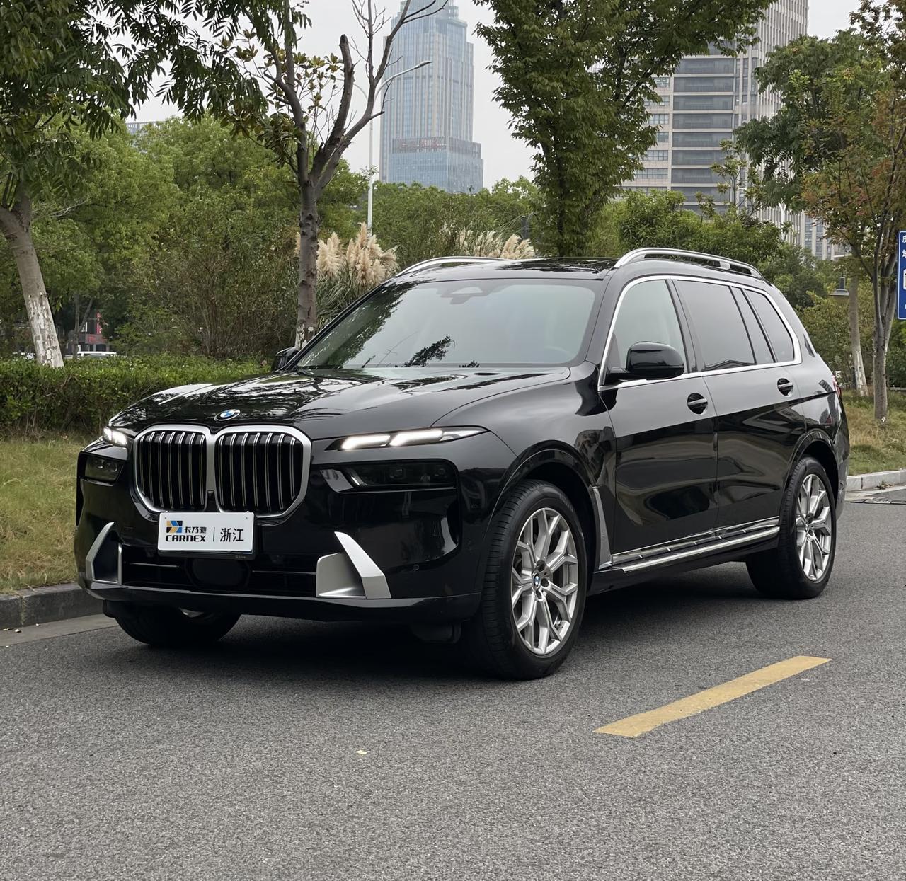 全新宝马X7在技术配置上展现出明确的工程取向。其动力系统搭载4.4升V8双涡轮增