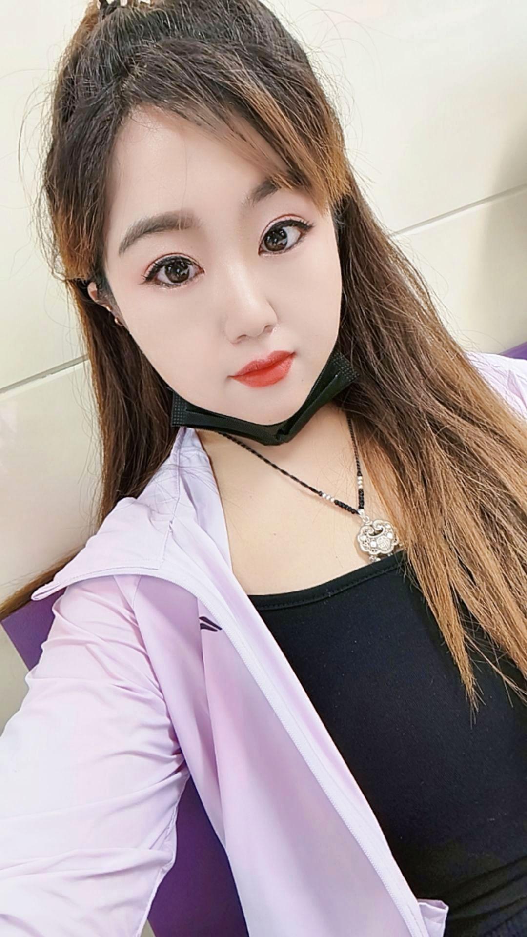 知人不必言尽，允许真情和假意并存，不要和任何人较劲，没有人值得你消耗自...