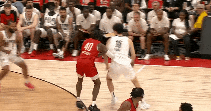 开拓者杨瀚森是来搞笑的吧！NBA夏季联赛开拓者对阵火箭的第三节比赛中，杨瀚森