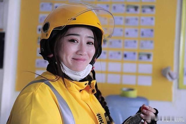 这两年，外卖女骑手越来越多了。有个数据挺震撼：短短两年，全国女骑手数量暴涨了近2