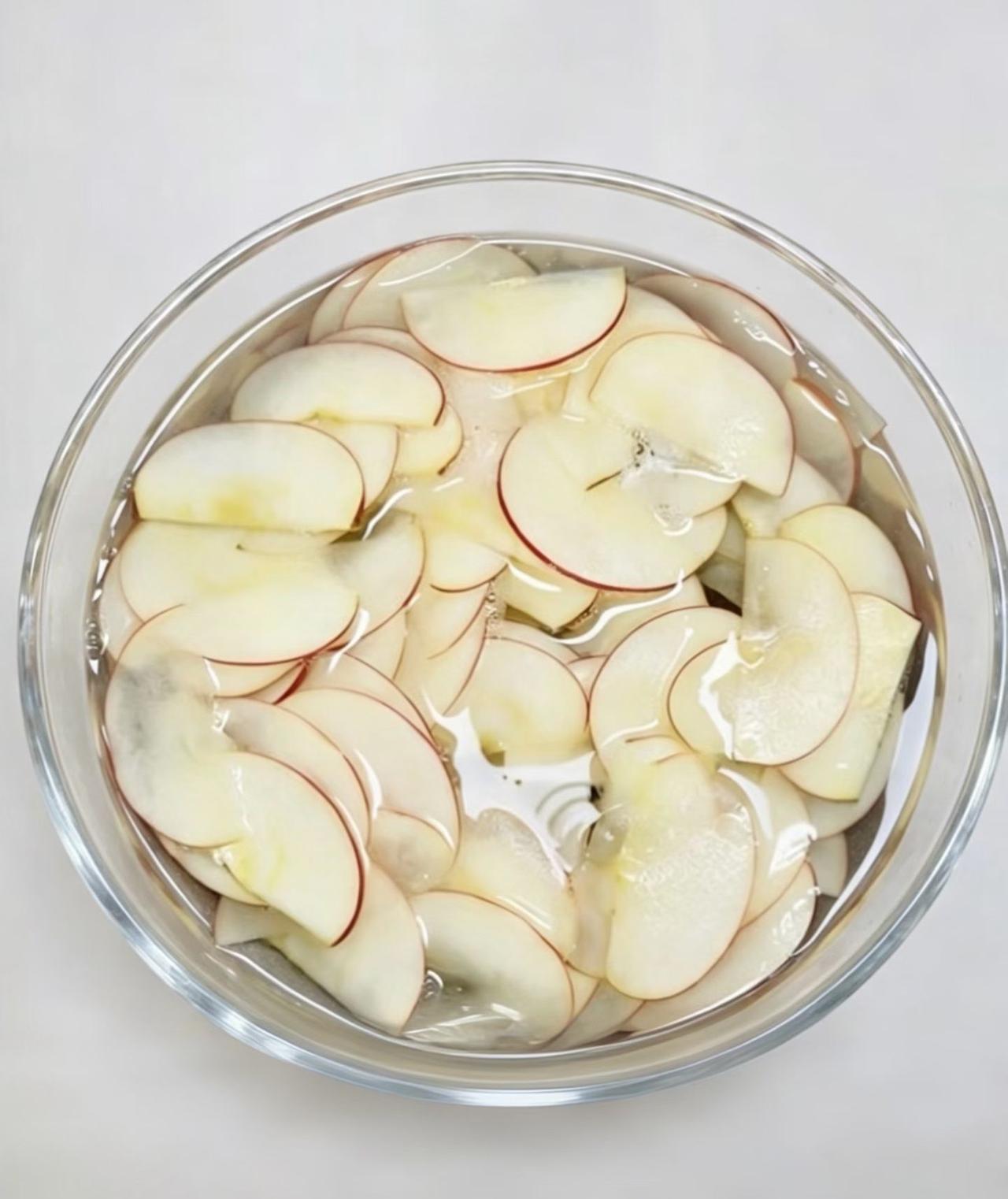 用苹果做出来的玫瑰花。