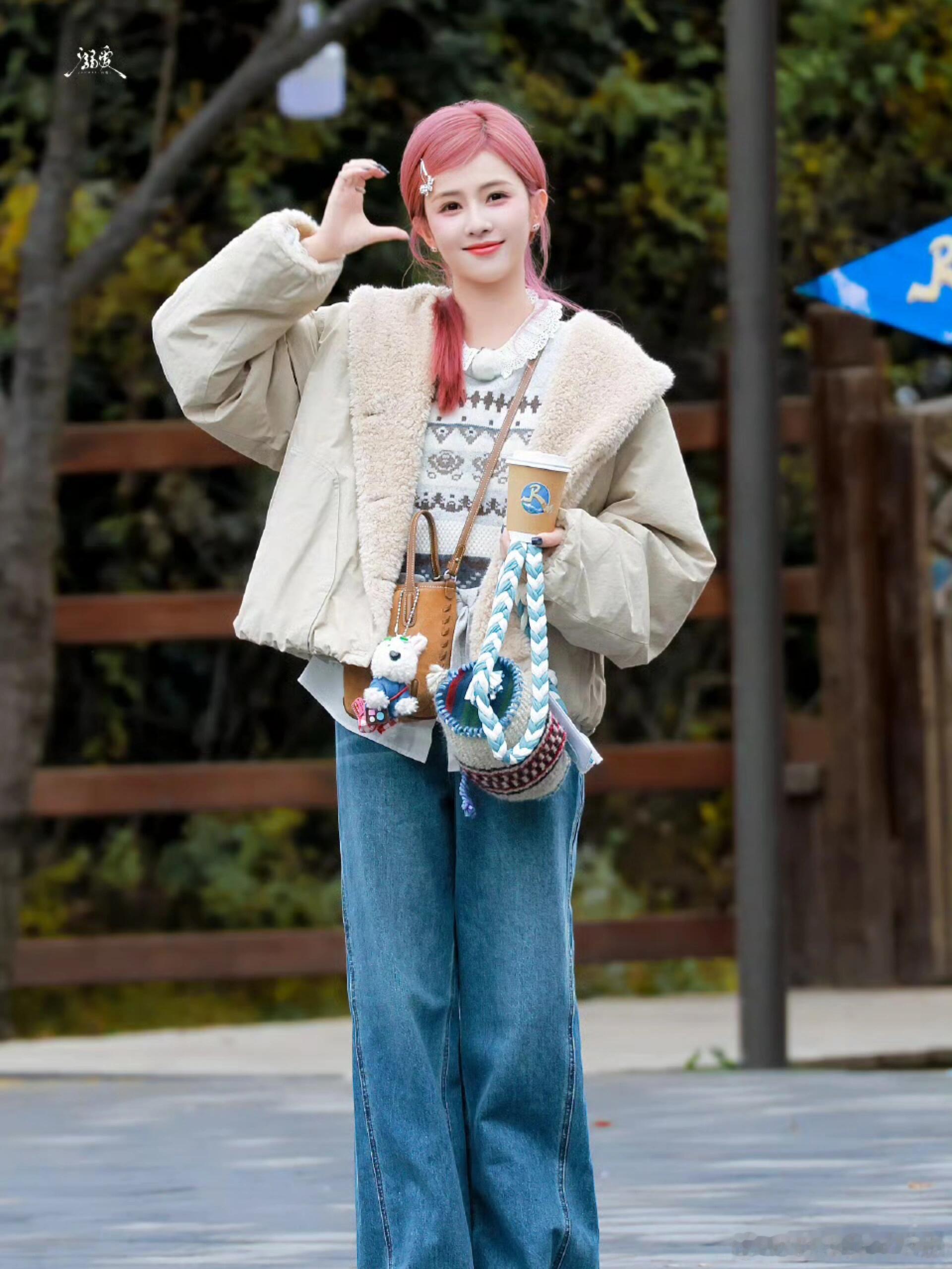 奔跑吧白鹿宋雨琦张真源西藏Day2，韩剧氛围感穿搭跑男上班第二天，状态真