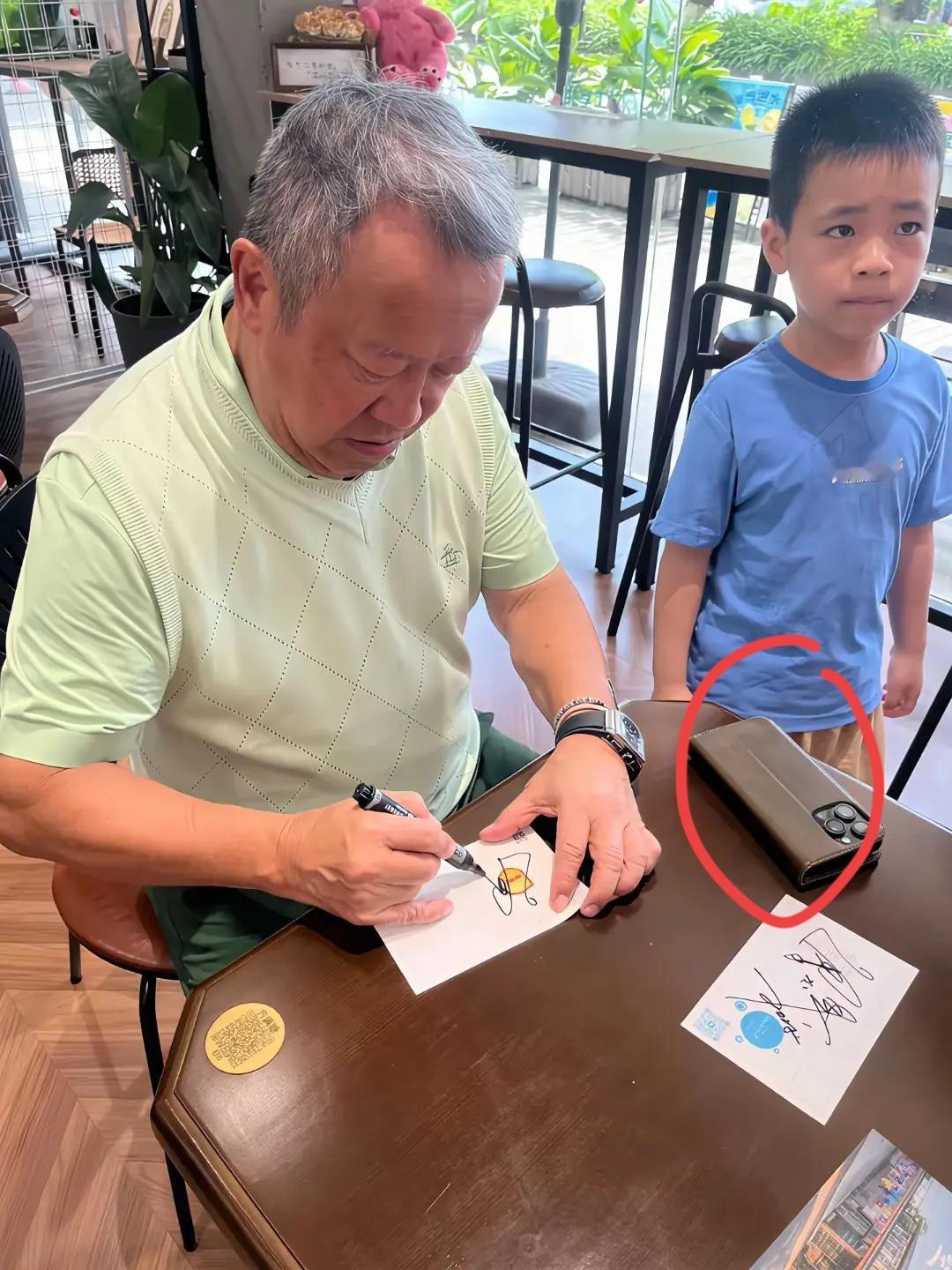 曾志伟的手机是什么牌子啊？看上去很贵的样子