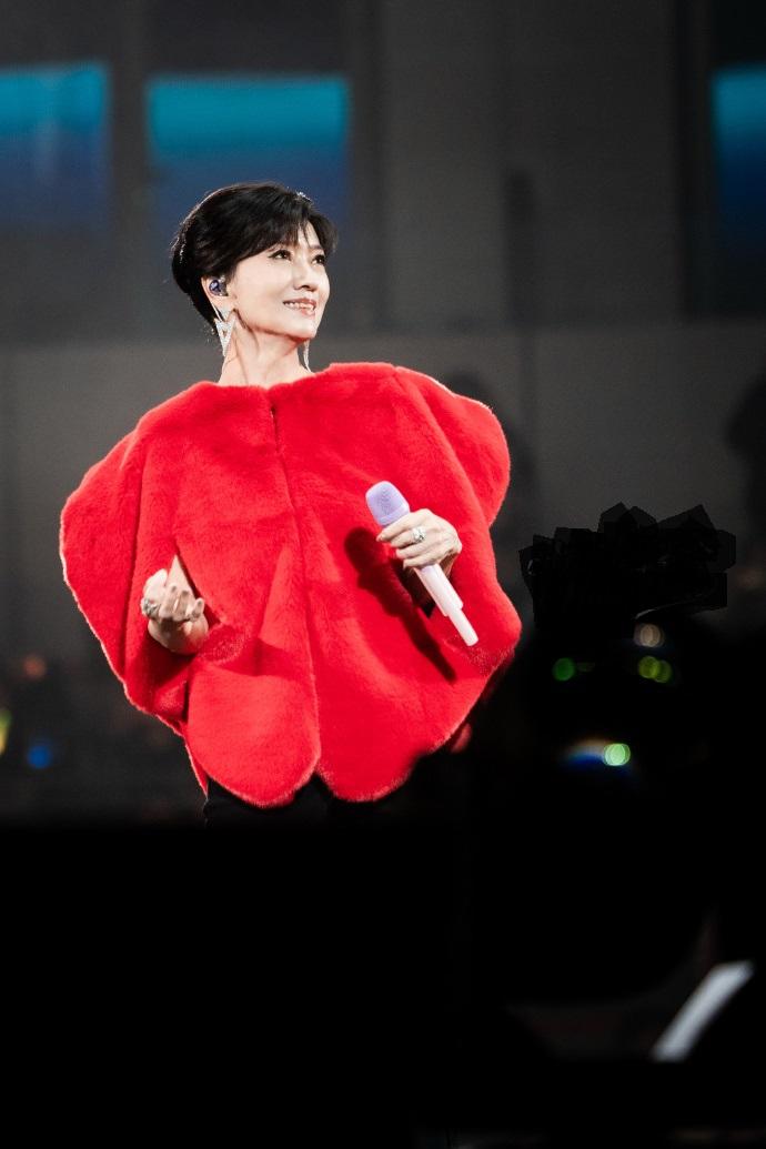 最近赵雅芝在献唱的时候搭配的好漂亮，看起来也很有喜庆感，真的是太美了。赵雅芝