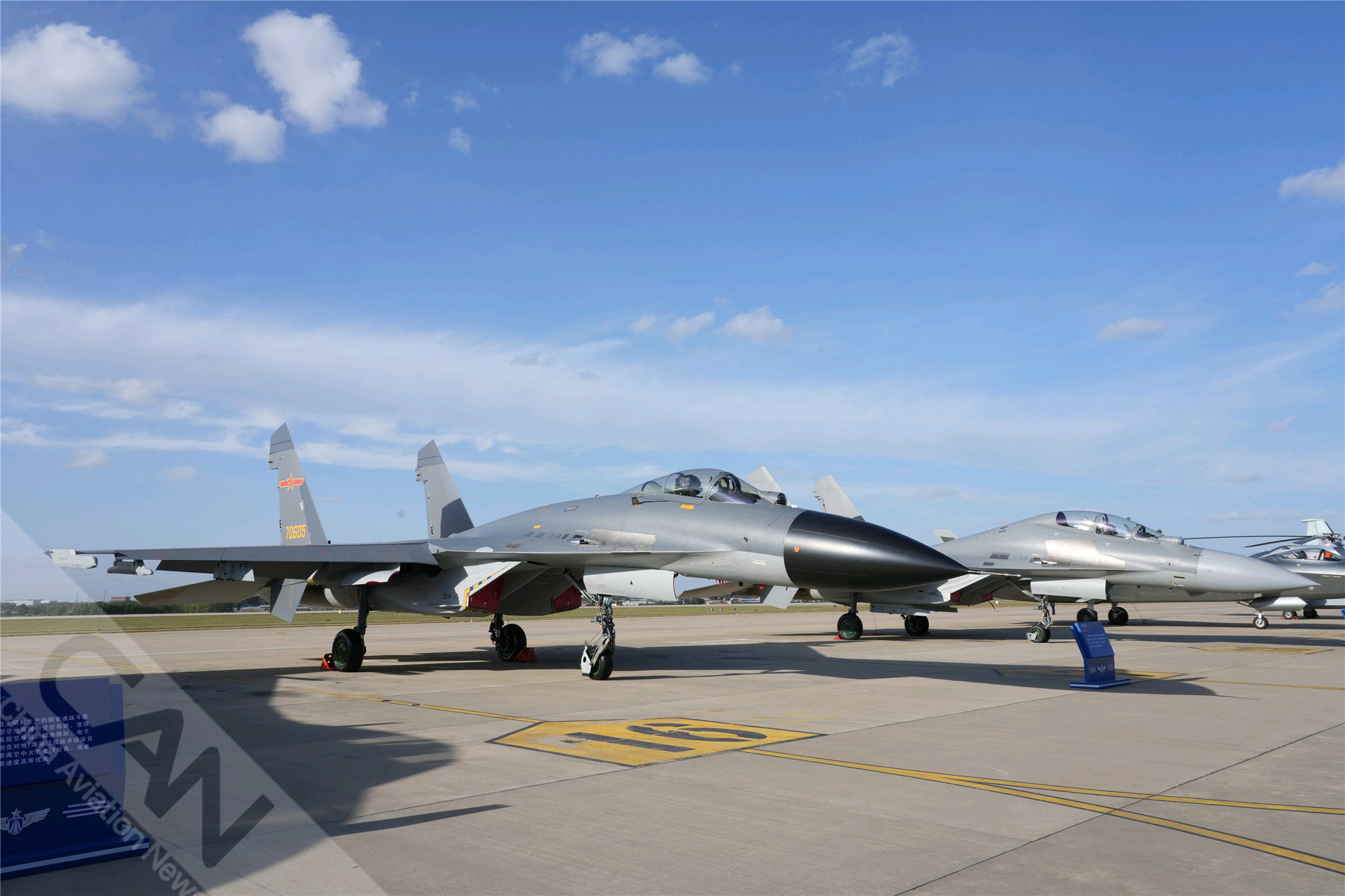 参加本次航空开放的北空“辽东雄鹰”黑头歼-11B、歼-16同台向公众展示要是该部