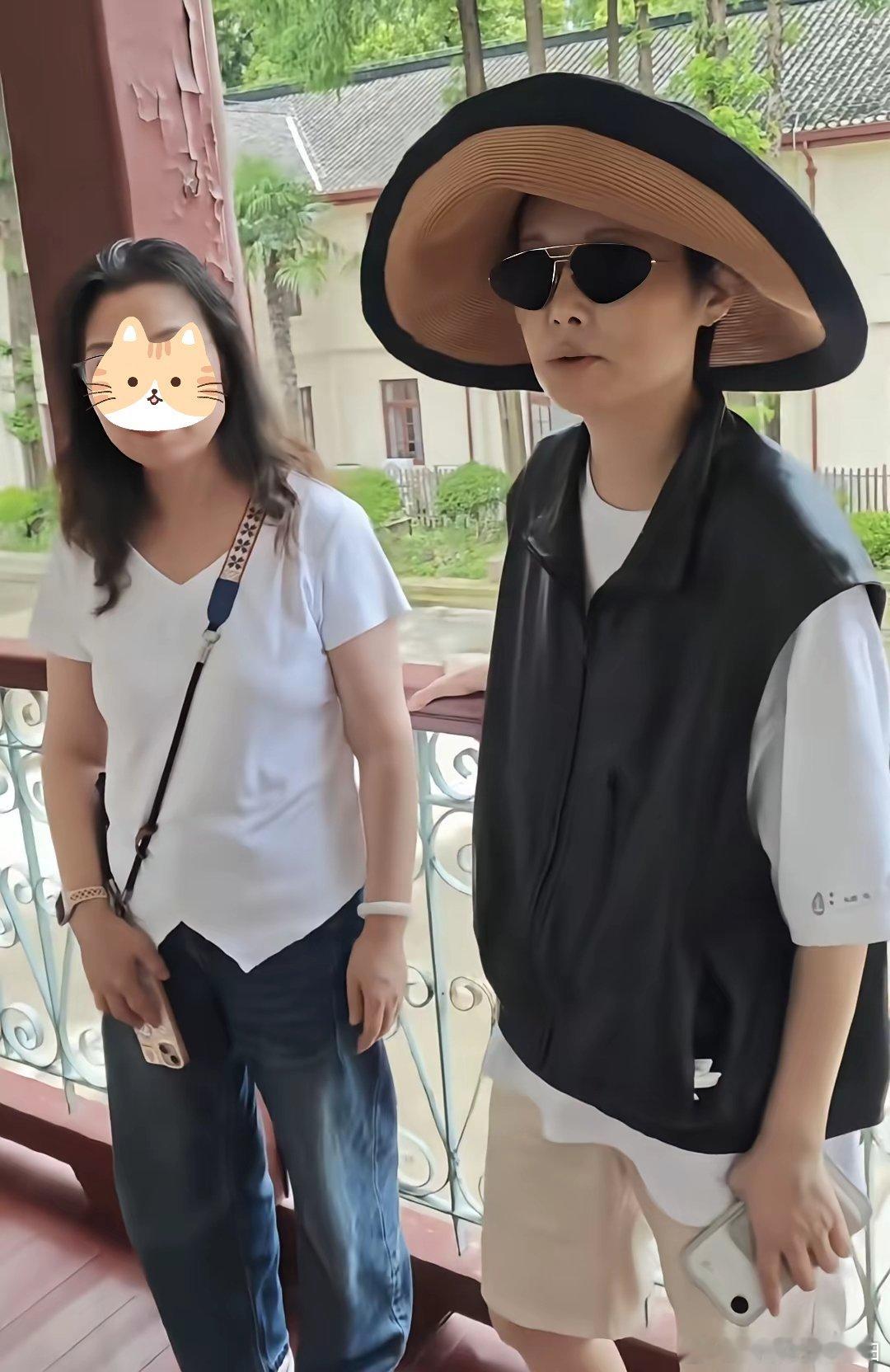 54岁袁立在治疗出院之后首度露面，她坐在轮椅上，身形消瘦，脸色苍白，状态并不是很