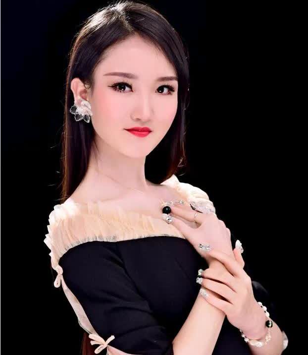 许荔莎曝出许凯黑料。许荔莎称，许凯追女孩的手段为：佯装喝醉，而后借着酒劲