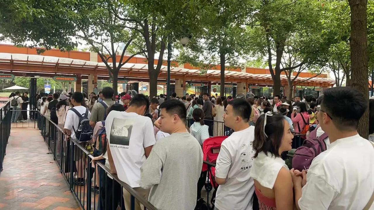 本以为花了199元买了个特权，结果买了个寂寞。上海迪士尼这波操作，真是把“花钱买
