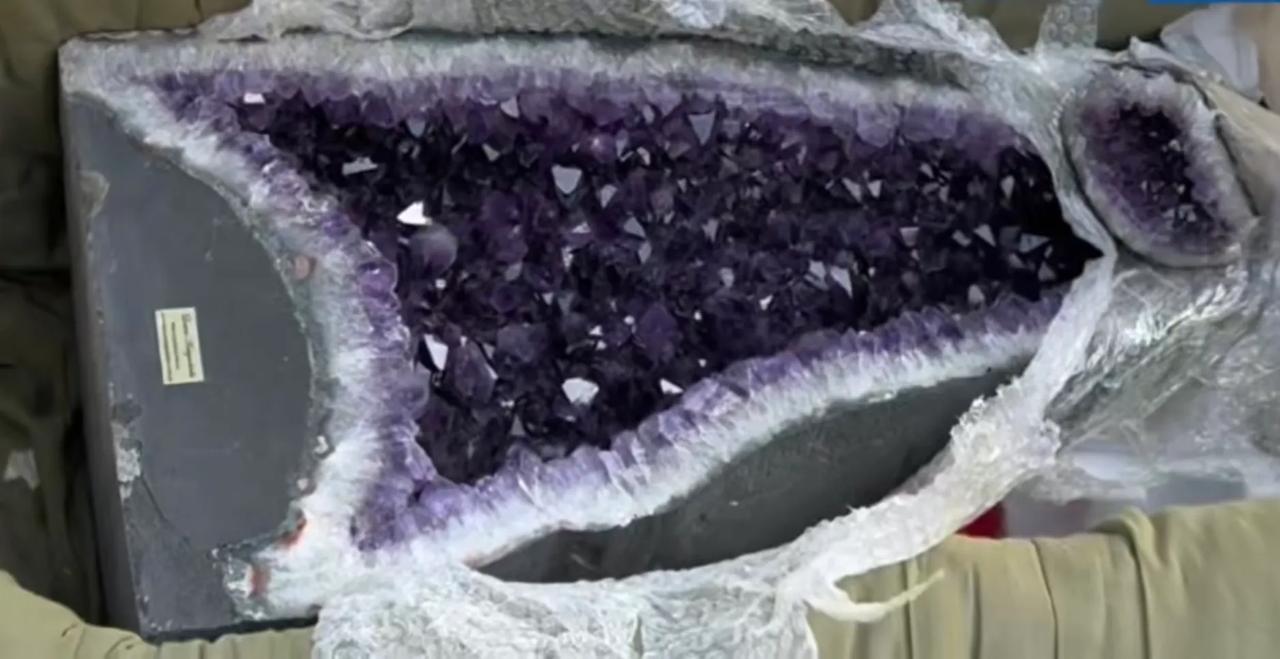 立案了！山东荣成，一艘远洋船入境，海关人员上船检查时，在甲板上的仓库里，发现了将