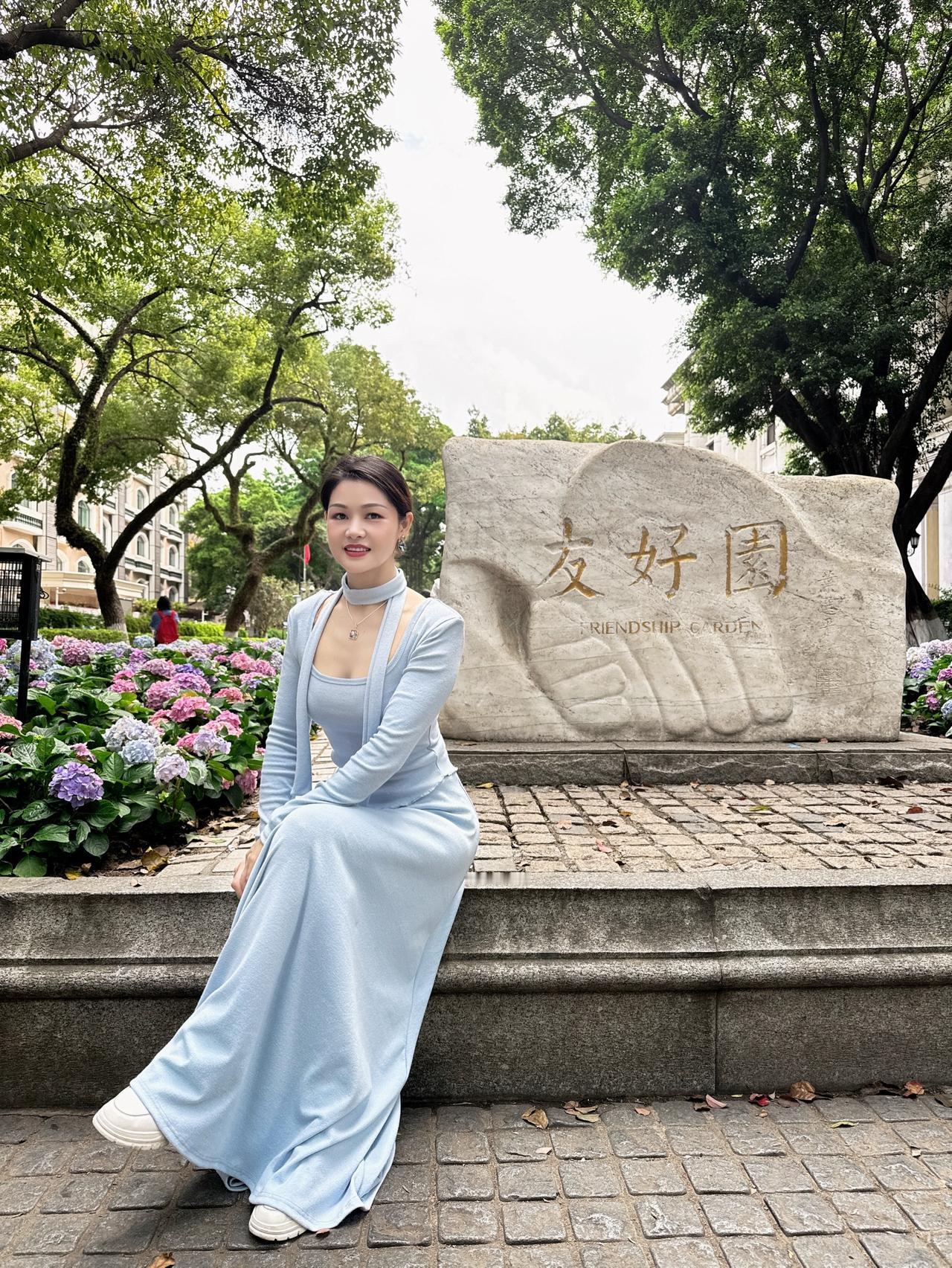 别回头，一年已远走。前路漫漫，亦有灿灿。