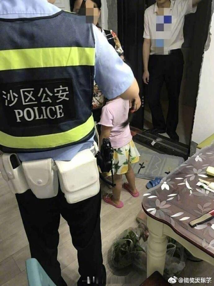 【电闪雷鸣中，5岁小女孩拨通110…】一天，重庆暴雨倾盆、雷声轰鸣。警察同志接