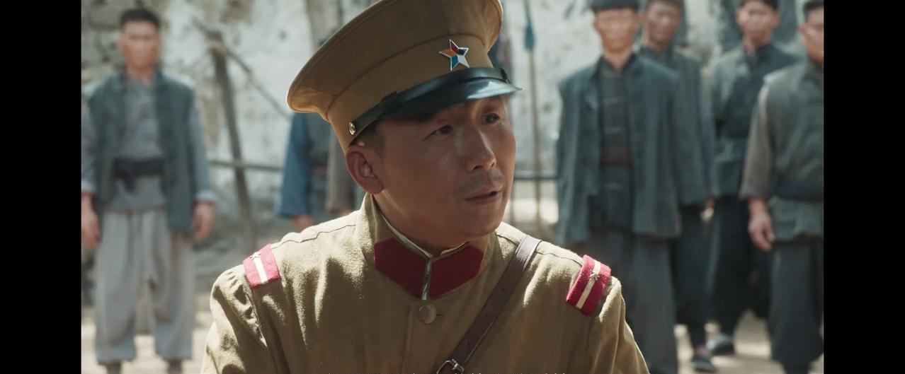 《生万物》士兵来到团练点搜查，宁可金让宁绣绣给他们端茶倒水，小队长要核对团练名