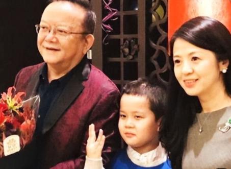 2006年，58岁的王刚三婚娶了小他20岁的郑艳东。新婚之夜，王刚对郑艳