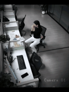 她为什么不站起来跳就扭那几下，也太会了……