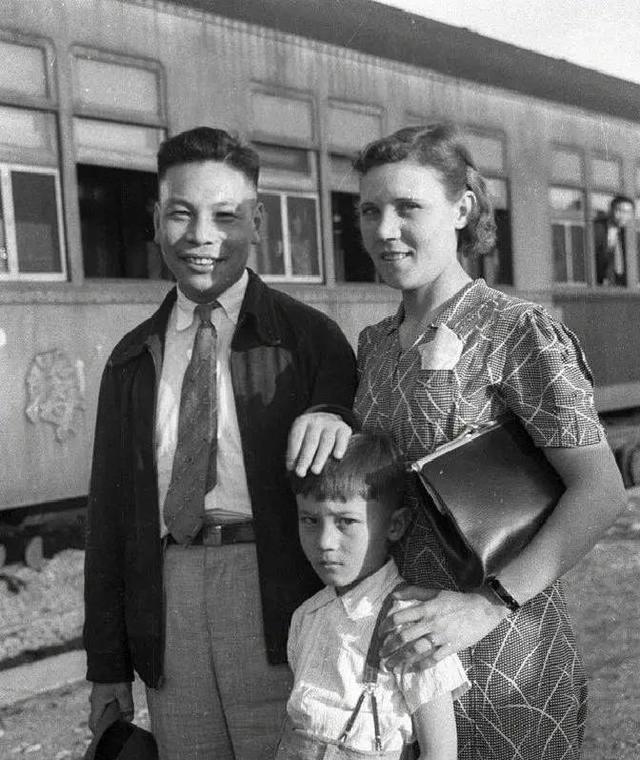 蒋经国拒认私生子，蒋介石望其认回，蒋经国含泪跪求：最好不要章亚若这姑娘长得漂亮