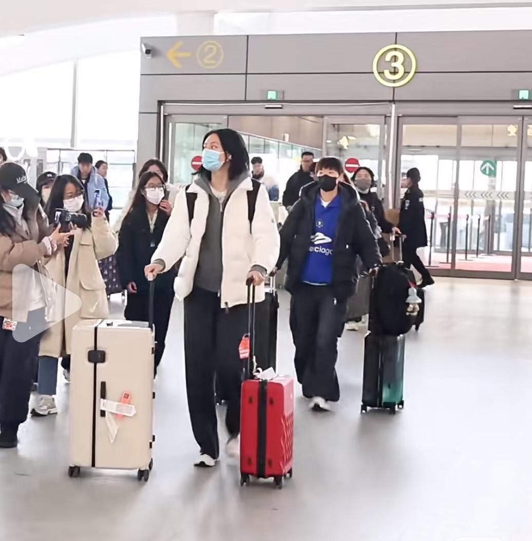 马琳李大成领队出征多哈冠军赛—-王曼昱林诗栋等国乒队员各个精神抖擞1月