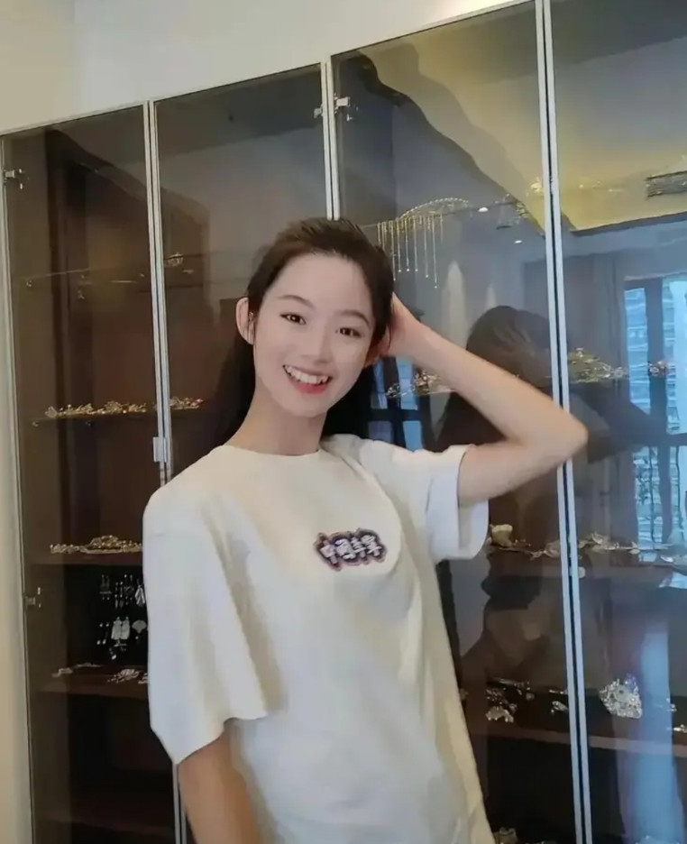 她的父亲在2017年辞去了公务员职务。她的母亲在一年之后就戴上了价值50万的手镯