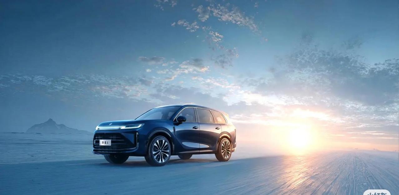 华境S这照片一出来，我就觉得不对劲——五菱和华为，这俩居然真凑一桌了。五菱负责造