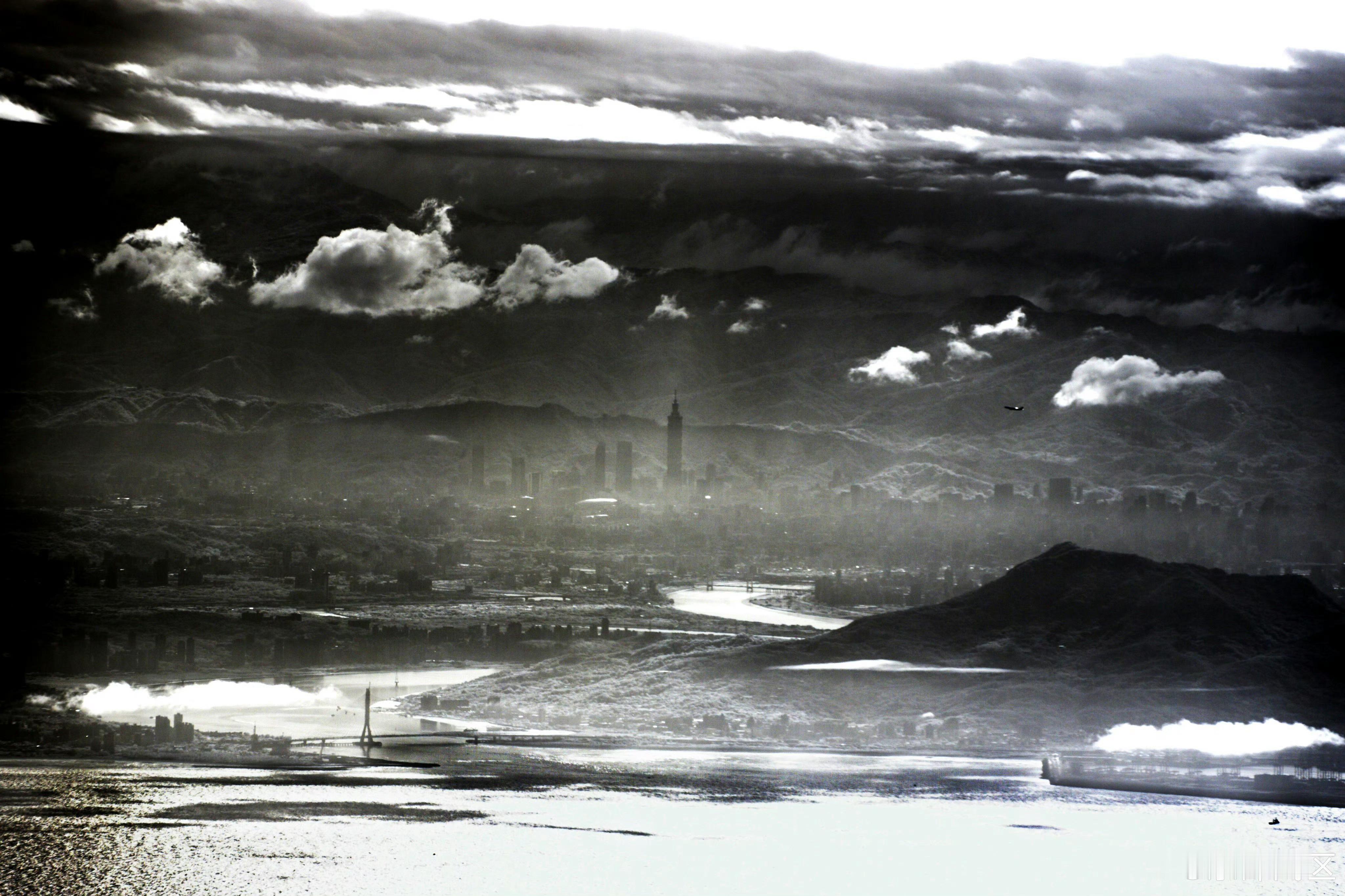 昼间黑白光电通道拍摄的淡水河口，双尾蝎TB001无人机的光电系统拍摄。