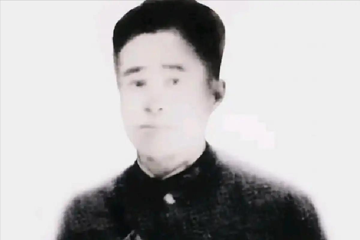 1937年，为了找到日军狙击手，20岁的小战士，藏尸体堆4个小时，才发现了敌人的