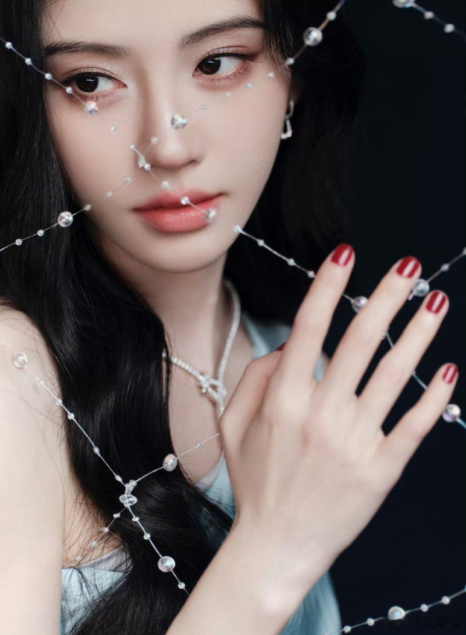 鞠婧祎一克拉冰蓝鞠婧祎连轴转状态美成这样，浅蓝色单肩高定加持下，比珠宝更闪耀的