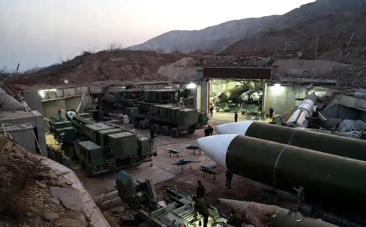 伊朗曝光地下武器库。各种型号的导弹，整齐排列的放在地下武器库里面，被美国轰炸4