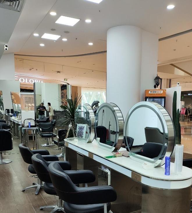 全国理发店陷入倒闭潮，不是没客人，而是自己把自己玩黄了……全国理发店正掀起一股