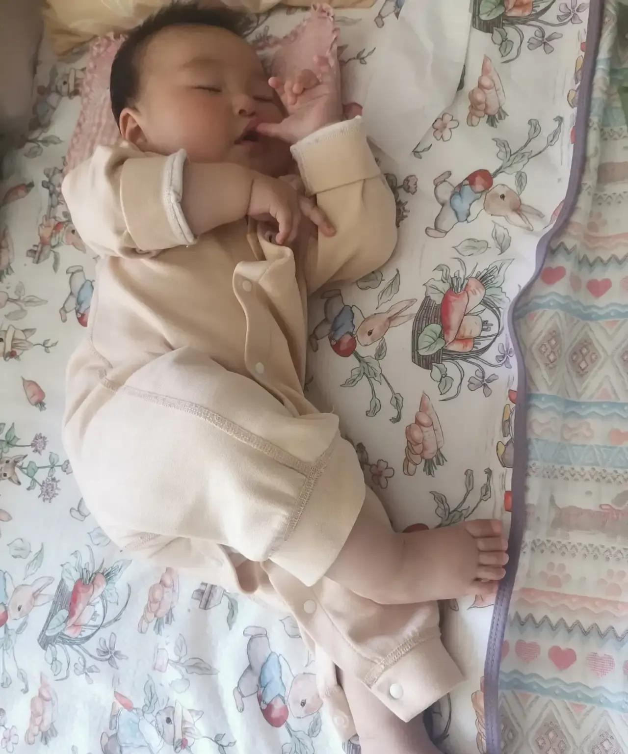 闲着没事给我的好朋友打了一会儿视频，她看孙子呢，正好孩子睡觉了，才得以说一会儿话