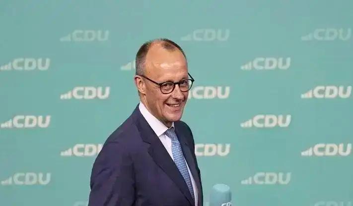 英国将向霍尔木兹海峡派遣战机及军舰，现在最尴尬的可能是德国总理默茨，德国总理默茨