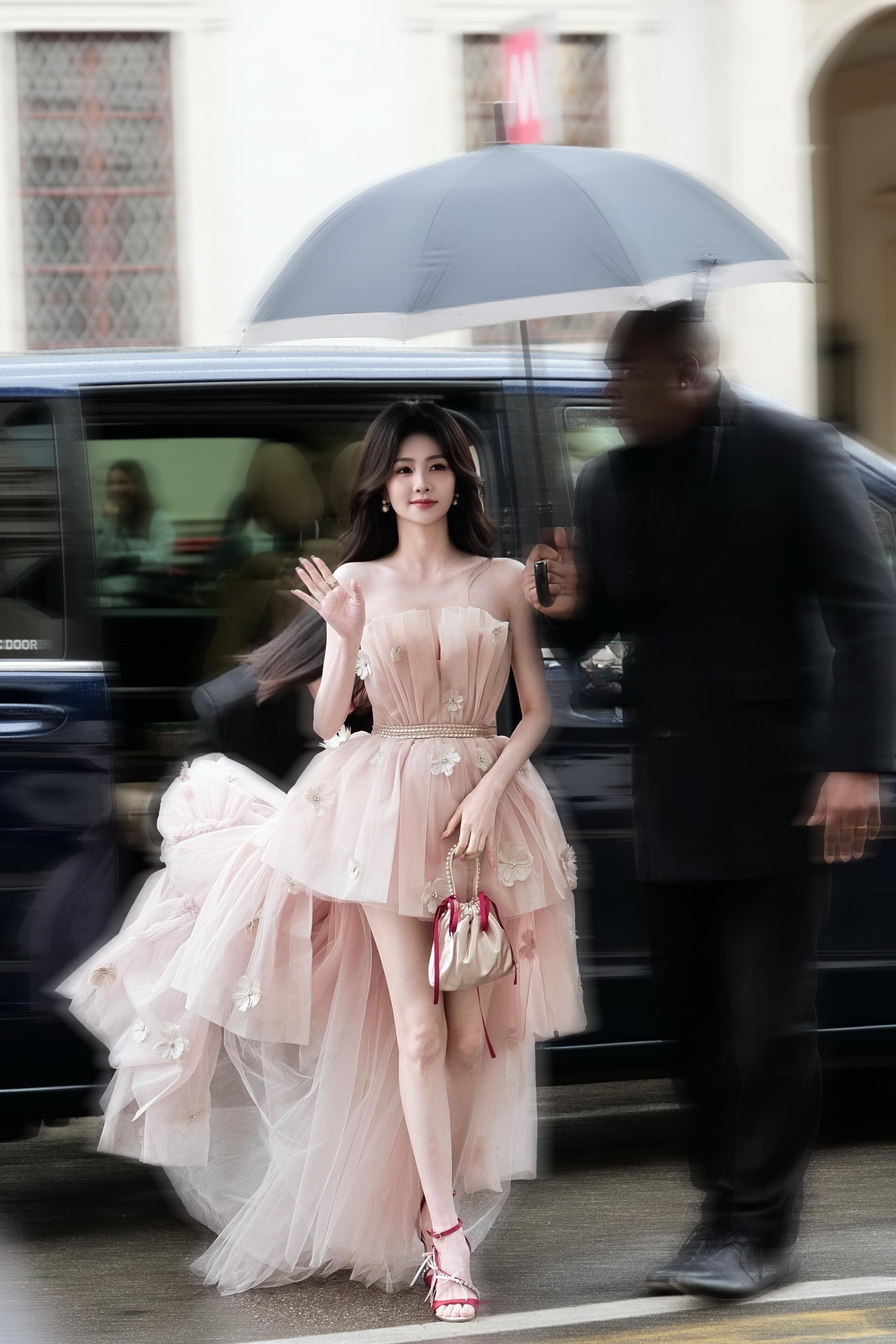 白鹿好暖心一女孩白鹿白鹿粉红蓬蓬纱裙大长腿红色一字带高跟