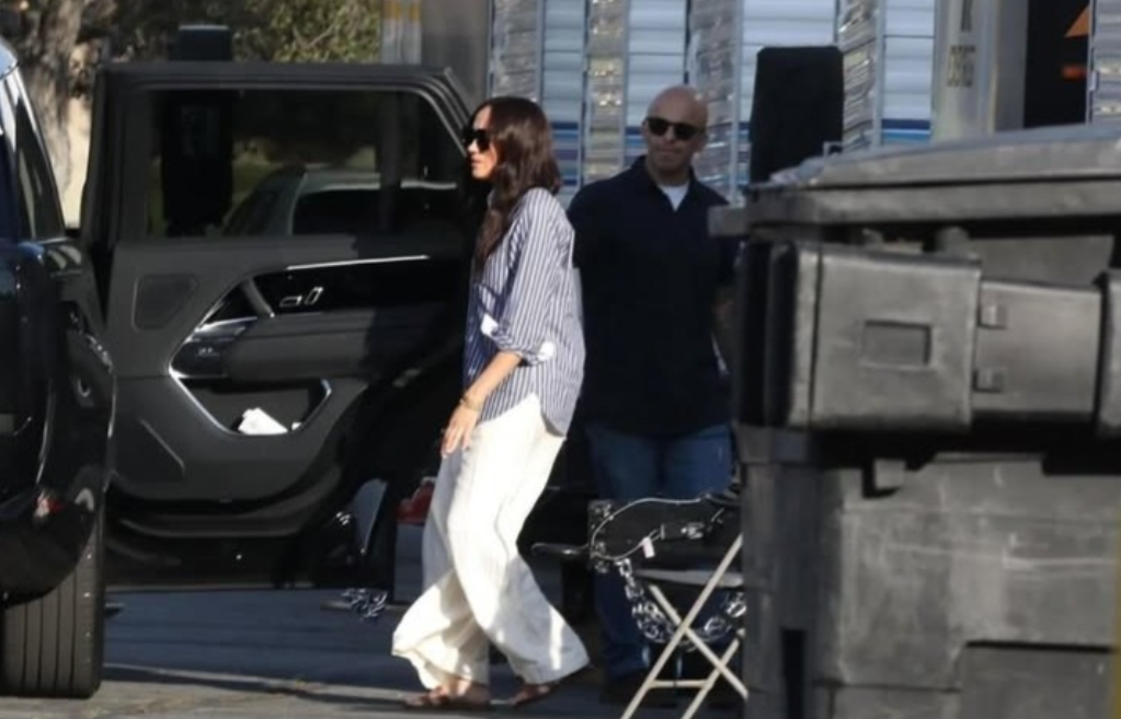公爵夫人梅根，被媒体拍到现身洛杉矶片场，难道要重返演艺圈吗？近日查尔斯国王的小儿